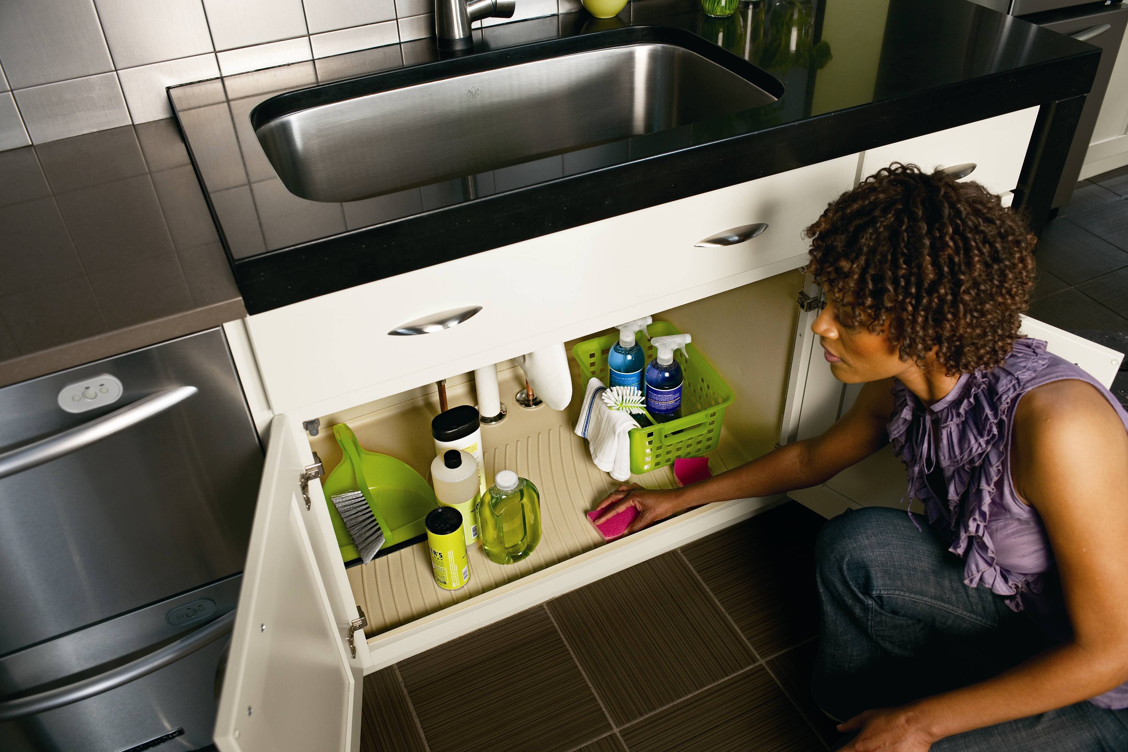 Мама застряла в раковине. Kitchen under Sink. Застряла под раковиной. Sink погружаться. Mop Sink Cabinet.